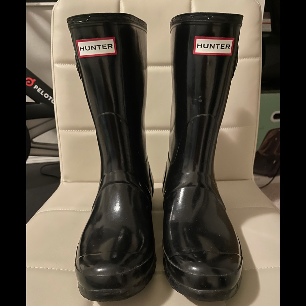 HUNTER black short rain boots . Size 8.